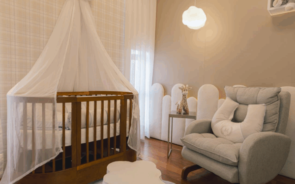 O uso do dossel, é só pela beleza? Mais do que decorar, o dossel envolve o berço com delicadeza, aconchego e proteção