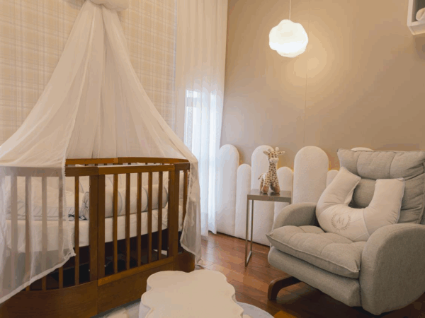 O uso do dossel, é só pela beleza? Mais do que decorar, o dossel envolve o berço com delicadeza, aconchego e proteção