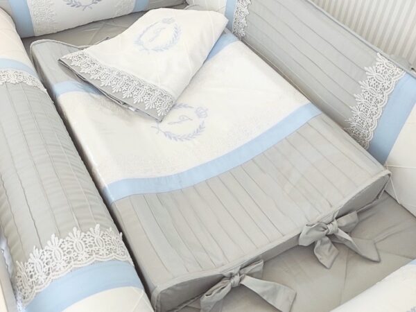 Almofadas decorativas de berço: quantas usar e a regra que não se negocia